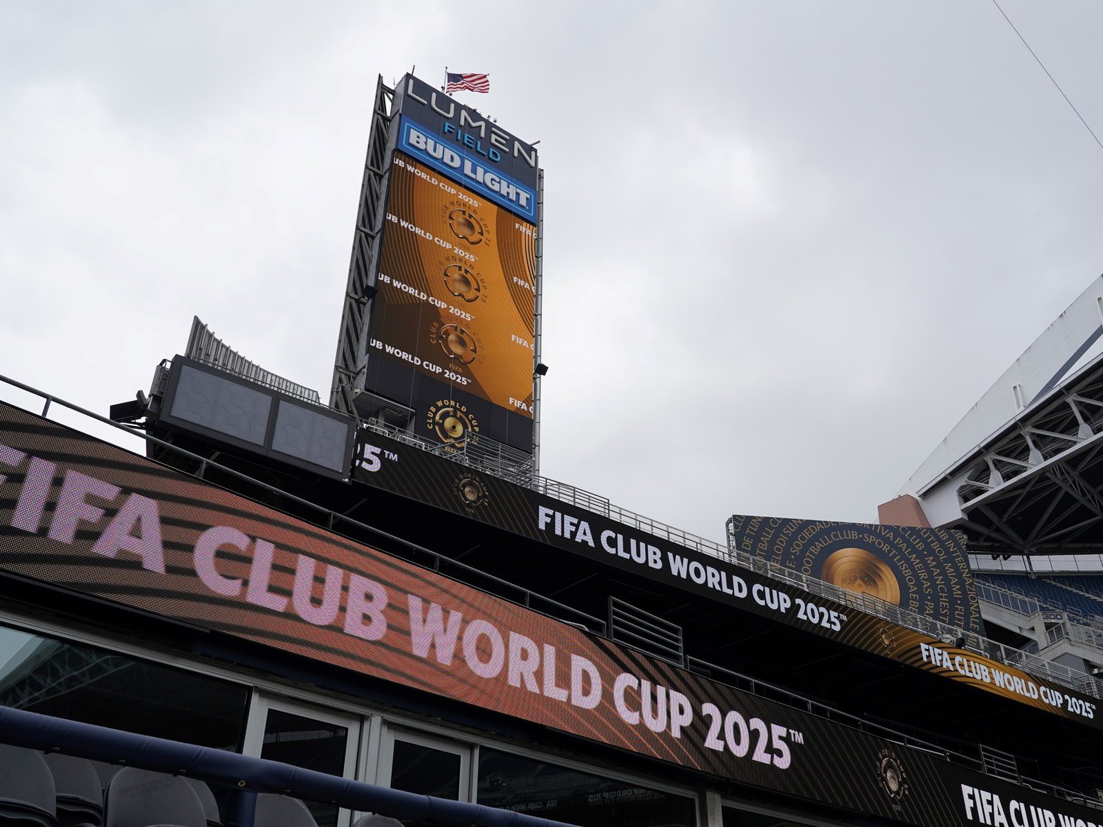 de la demora por la credencial al hincha de Chicago que trabaja en el Lumen Field