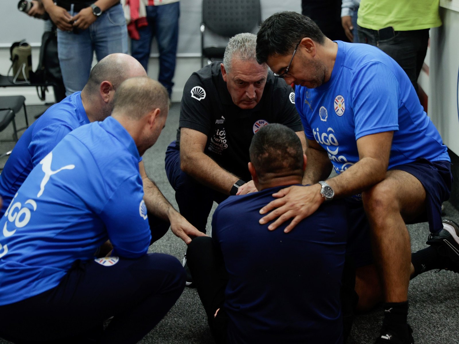 el DT argentino asistió a un fotógrafo que se desmayó y su gesto causa furor en Paraguay