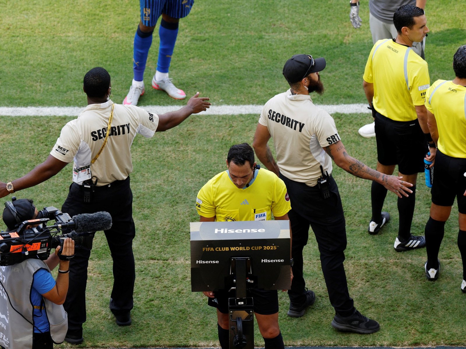 el árbitro Tello cumplía pero derrapó con el agónico penal a favor del Real Madrid