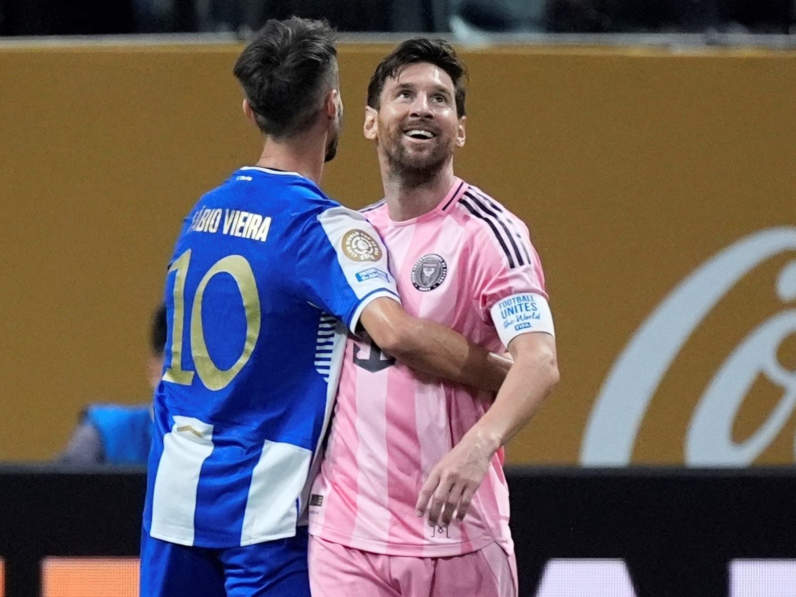 el gesto técnico del portugués Fábio Vieira y el abrazo cómplice, con bendición incluida, de la víctima ilustre