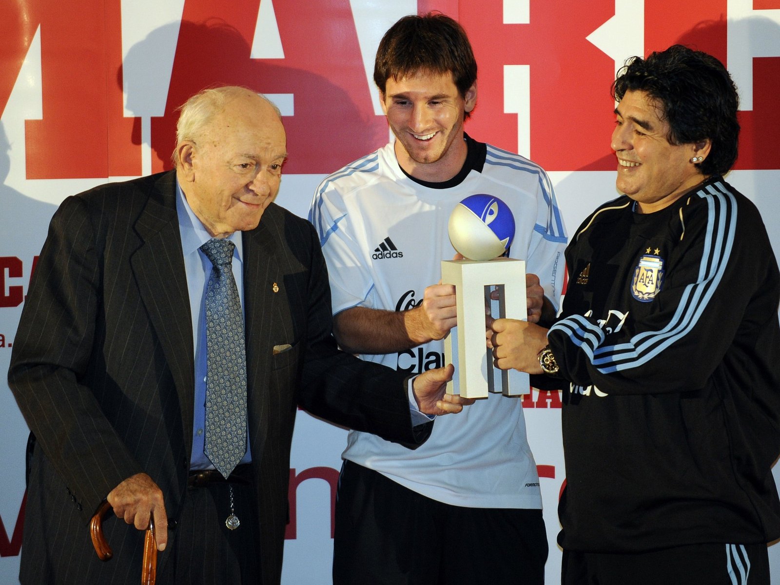 el premio que ganó Di Stéfano y le privaron a Maradona, ¿será para Messi?