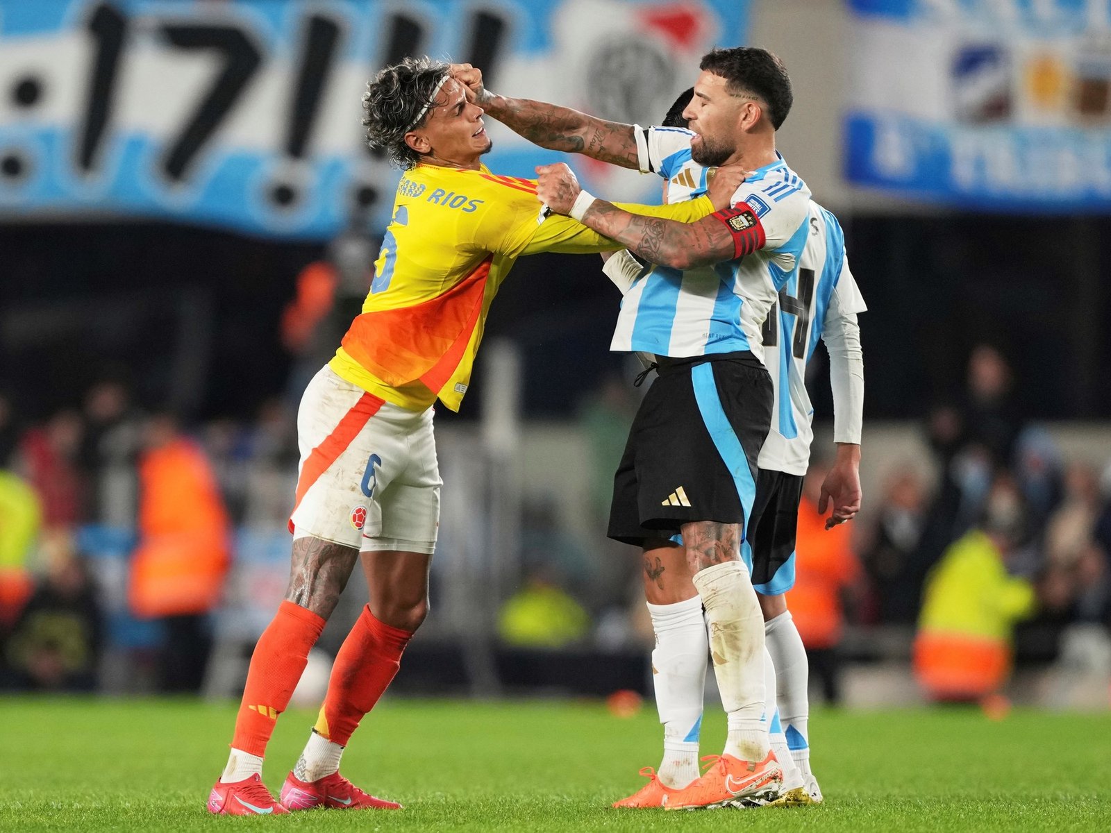 empujones, manotazos y un áspero cruce entre Otamendi y Richard Ríos