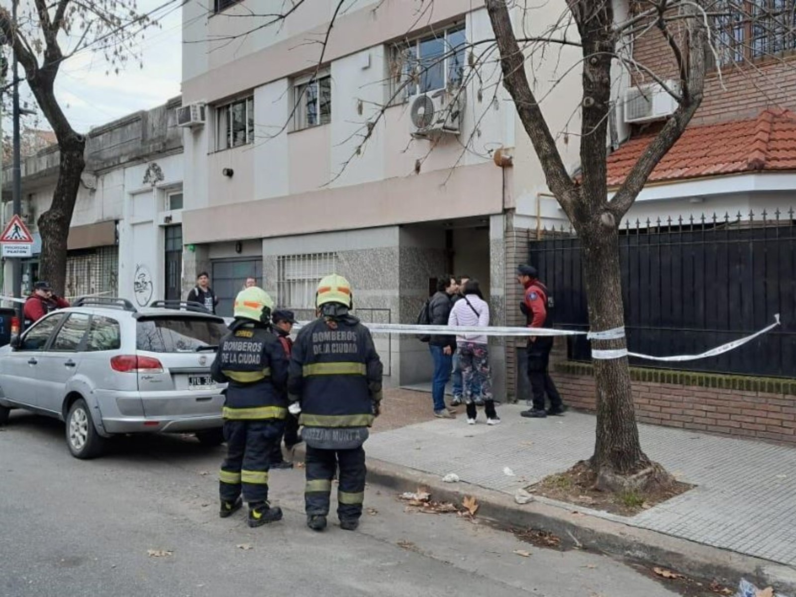 encontraron a dos mujeres muertas dentro de su departamento