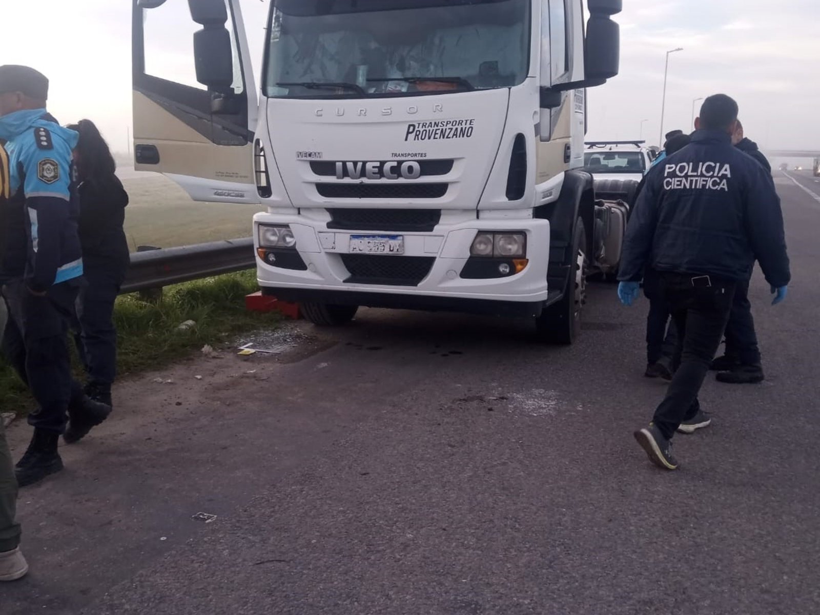 encuentran a un mecánico asesinado de un tiro en el pecho arriba de un camión
