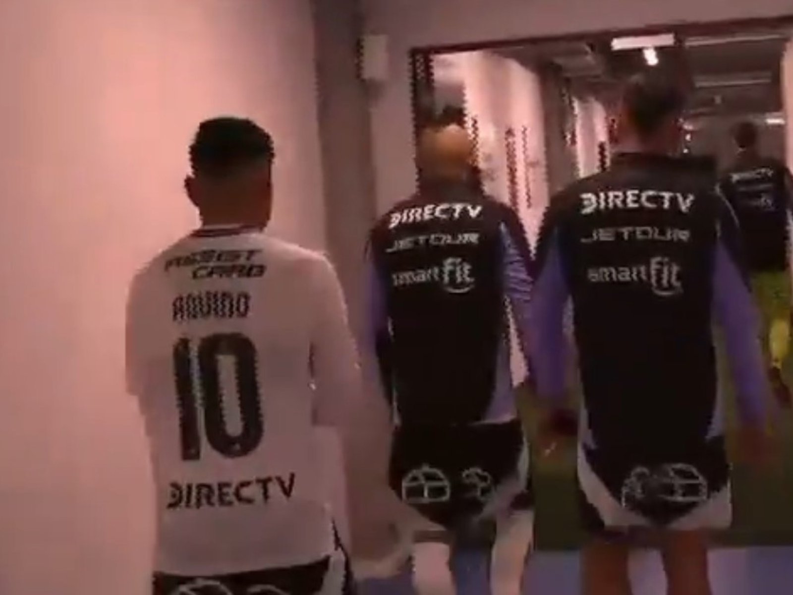 erró un penal, hizo un gol en contra y se peleó con su propio arquero