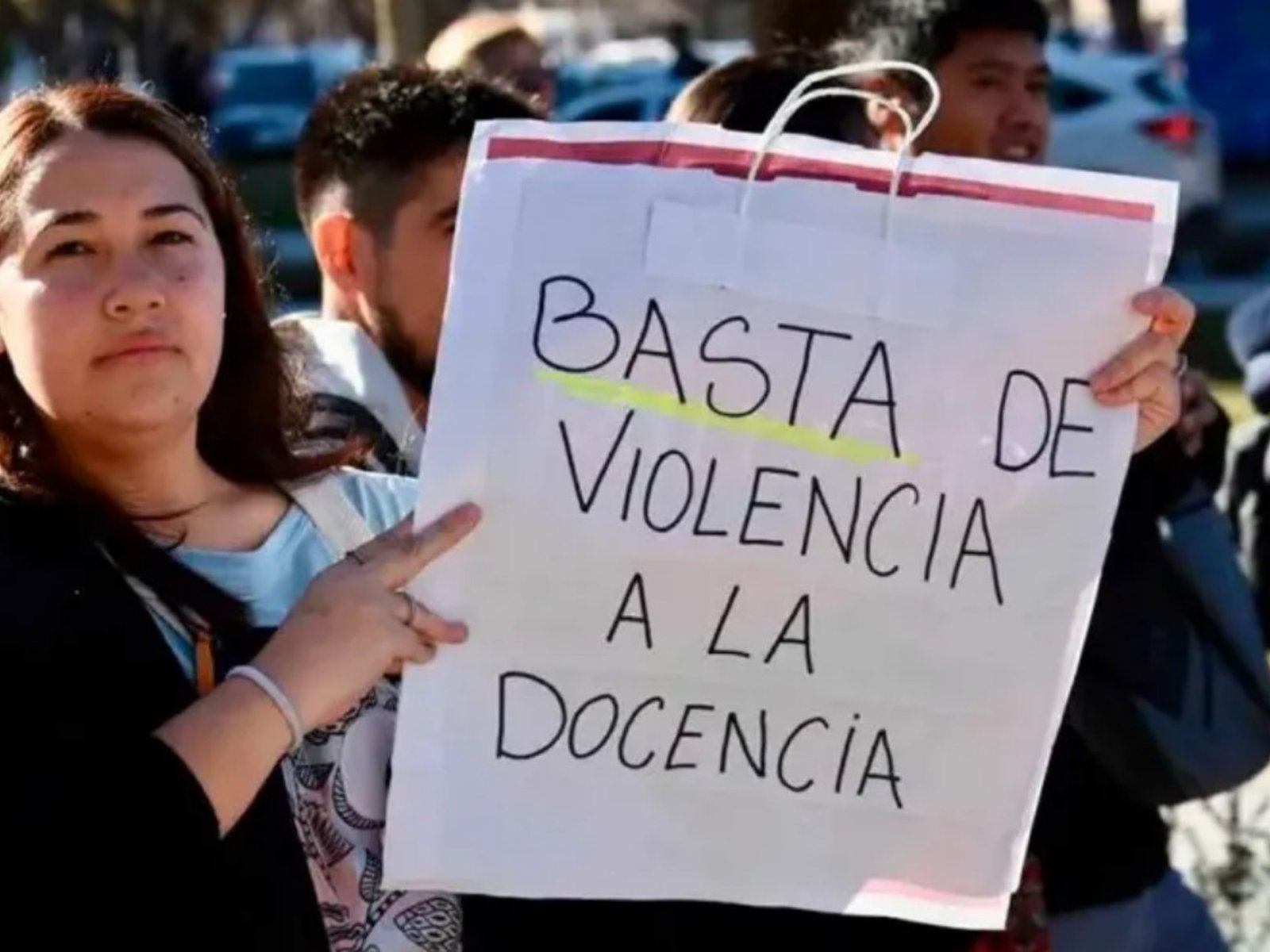 imputan a una mujer que agarró a trompadas a la directora y docentes de un colegio de Neuquén por retar a su hija