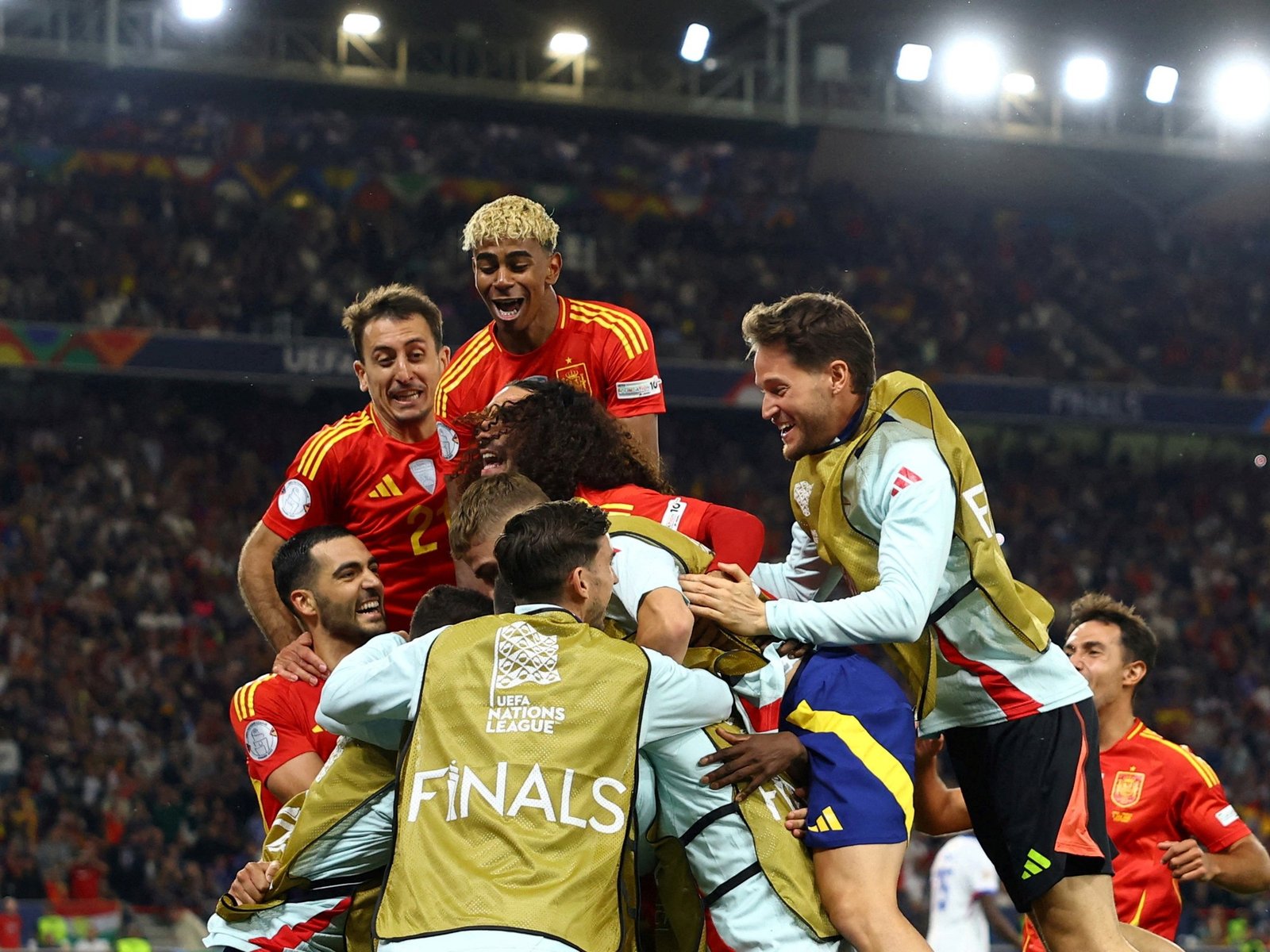 la ‘Roja’ se impuso en una lluvia de goles para jugar la final contra Portugal