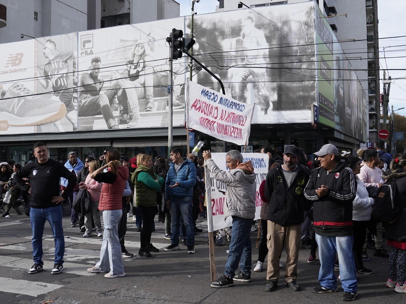 la feria sigue clausurada y los puesteros exigen una respuesta para volver a trabajar