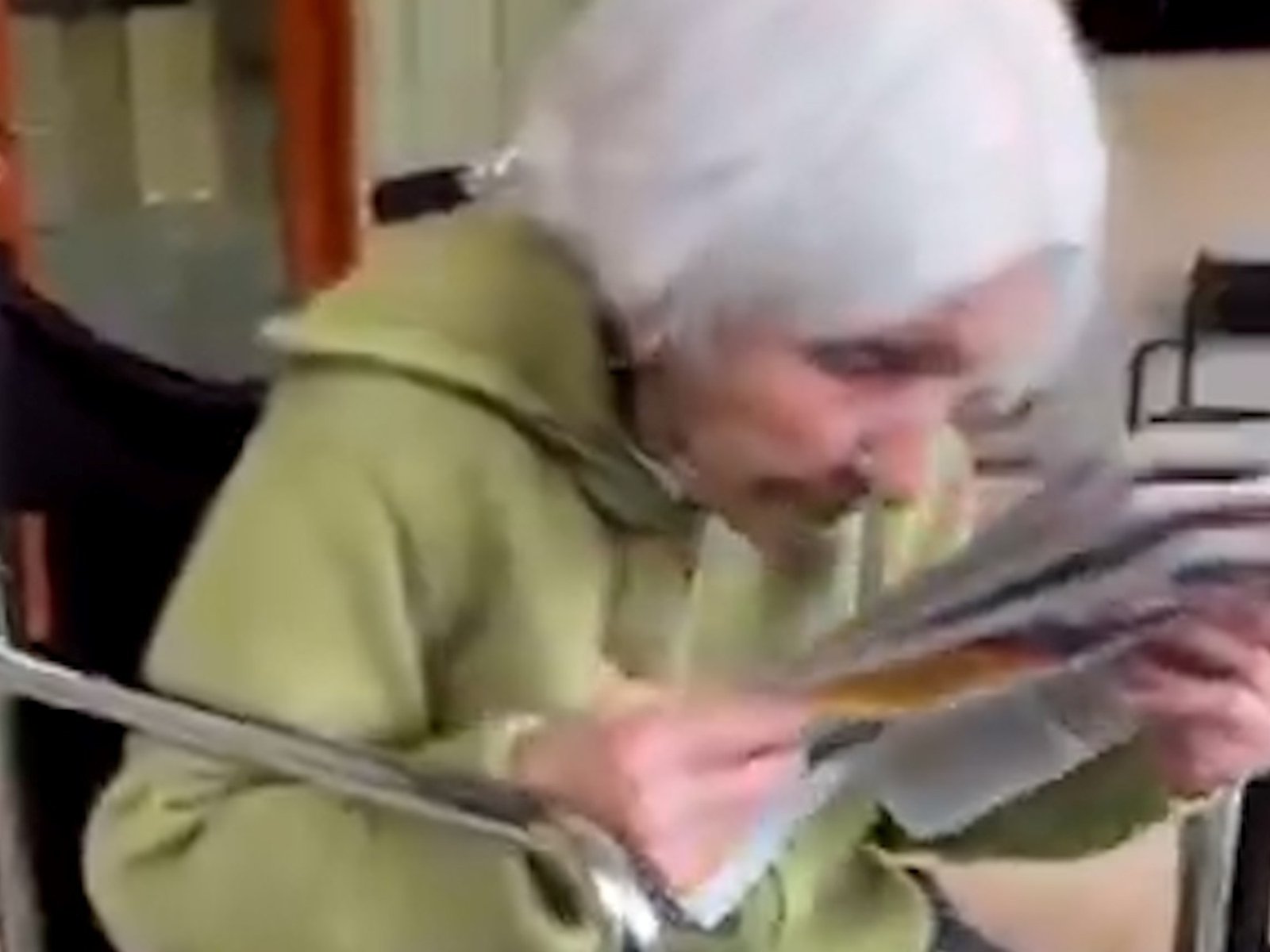 la reacción de una abuela de 98 años que se enteró del título por la tapa de los diarios