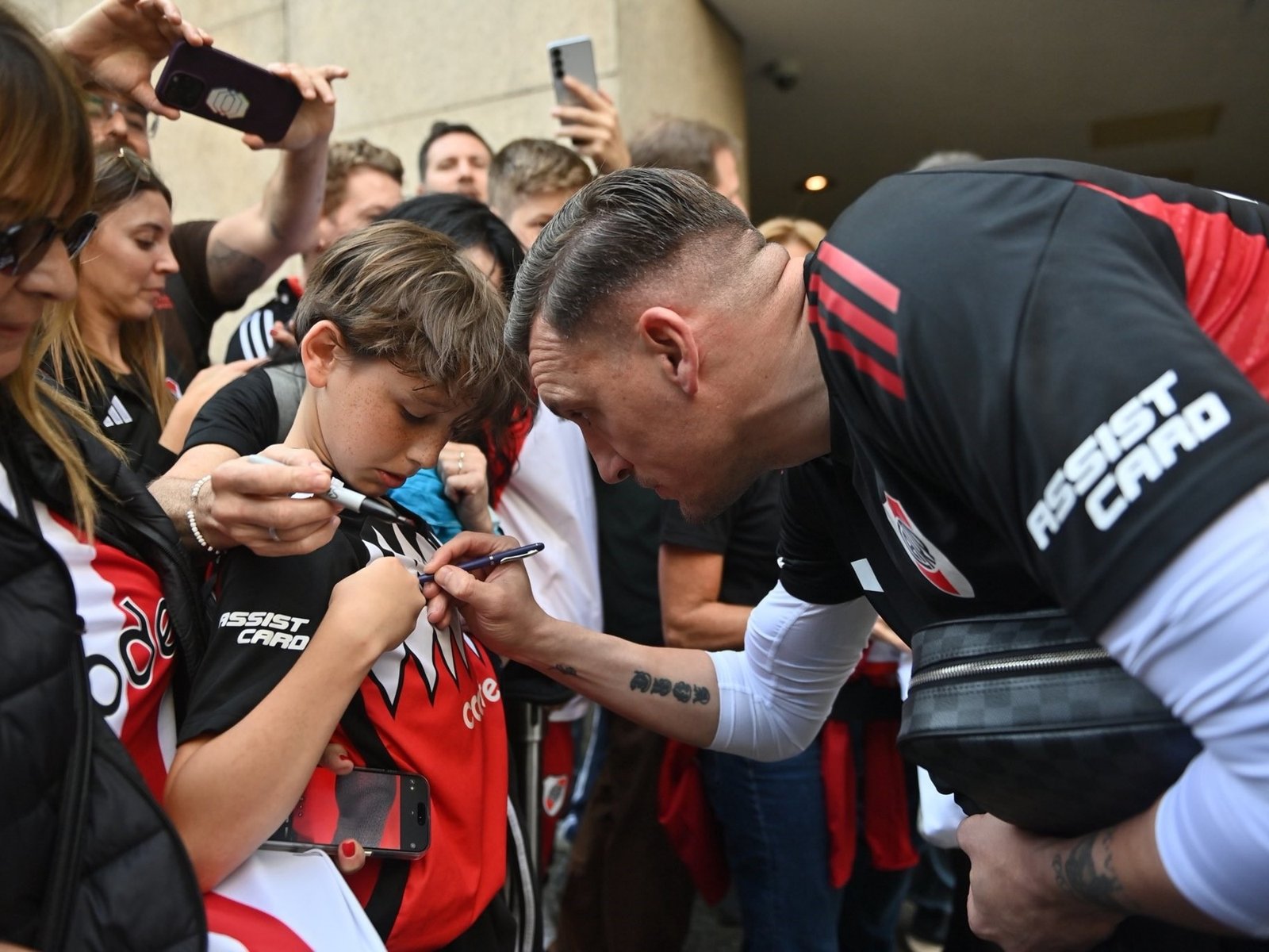 llegó la primera oleada de hinchas y los jugadores recibieron una tonelada de cariño