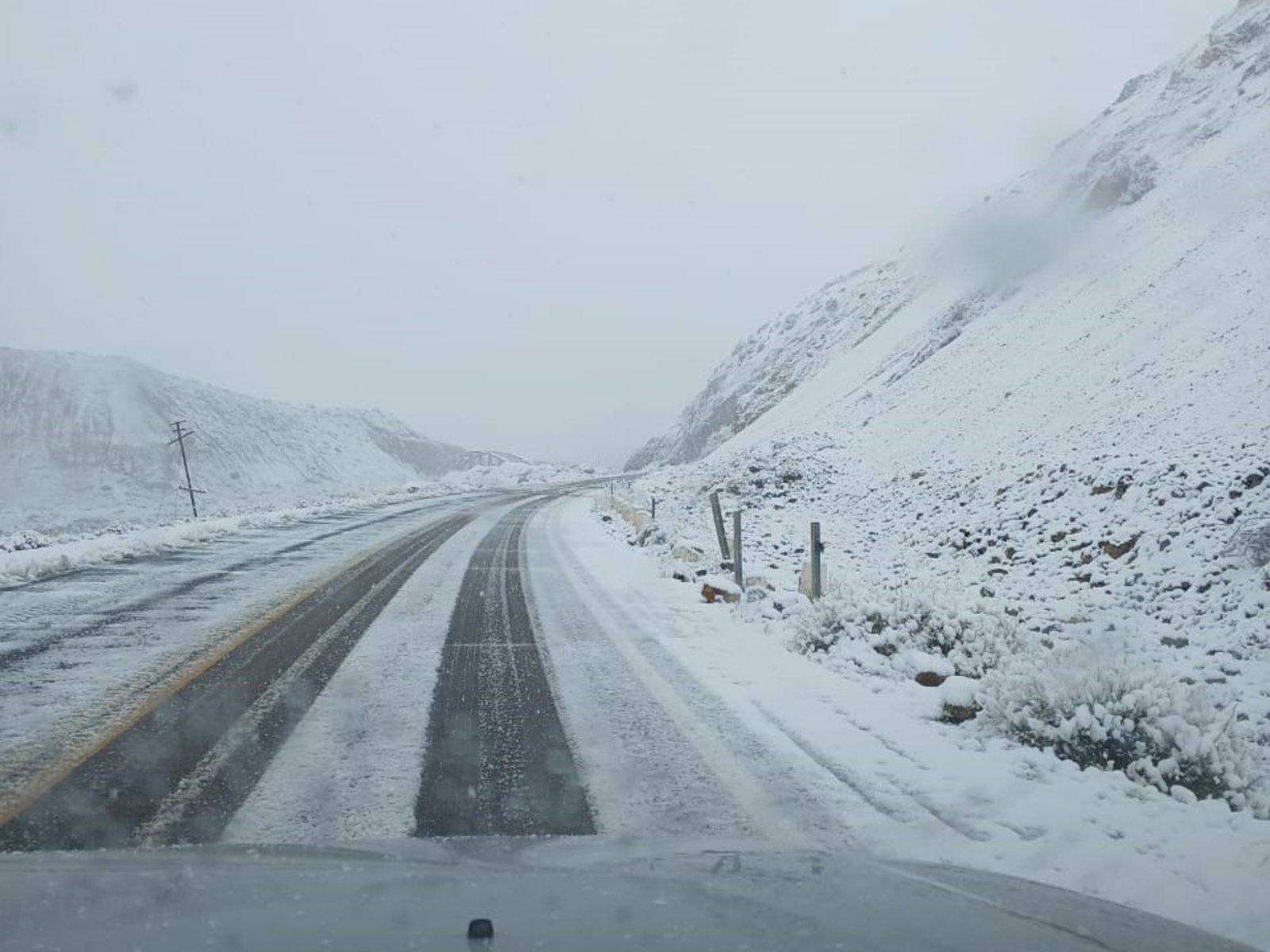 más de mil camiones están varados en la frontera con Chile por una fuerte nevada que obligó a cerrar el paso Cristo Redentor