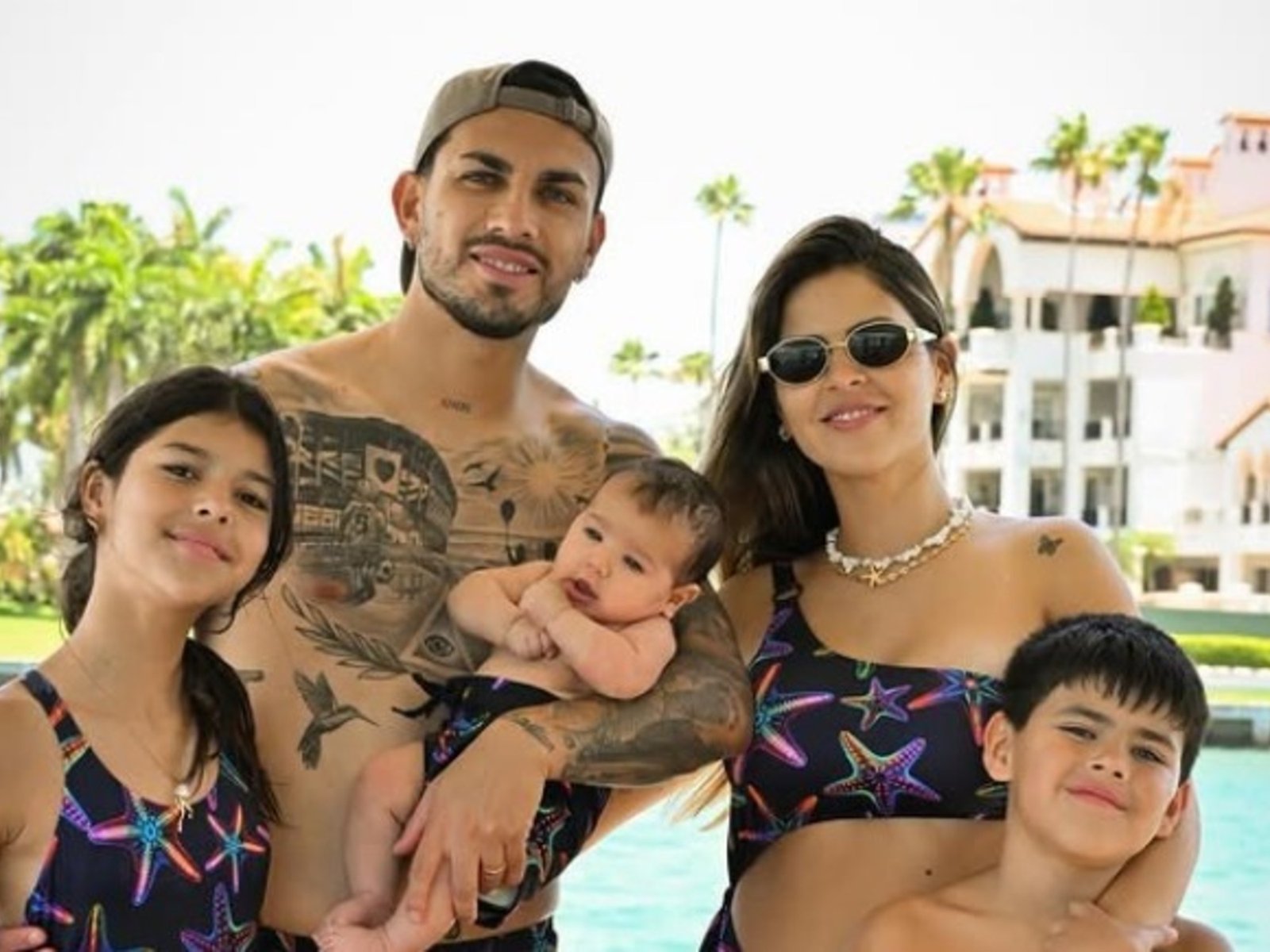 pádel con Agüero y look “matchy matchy” para ir a la playa en familia