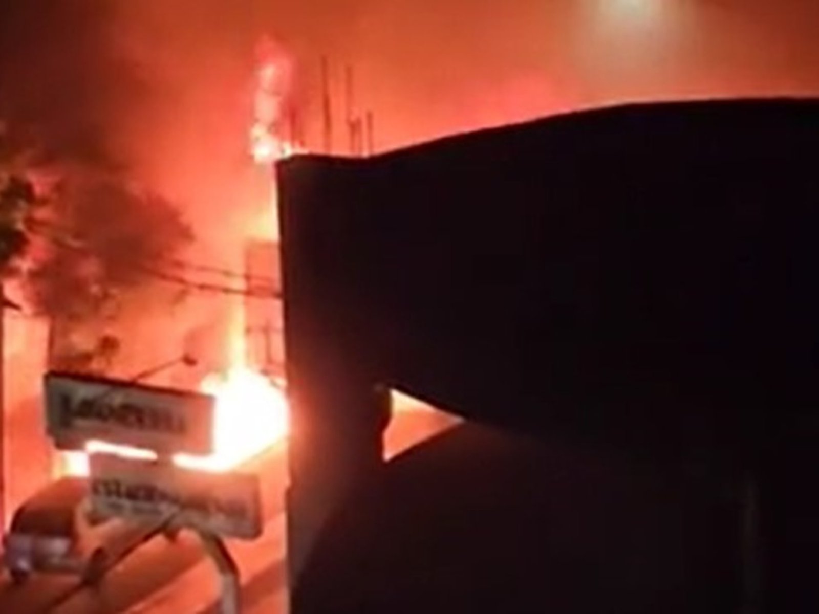 pánico en Lanús por la explosión de un camión lechero frente a un supermercado