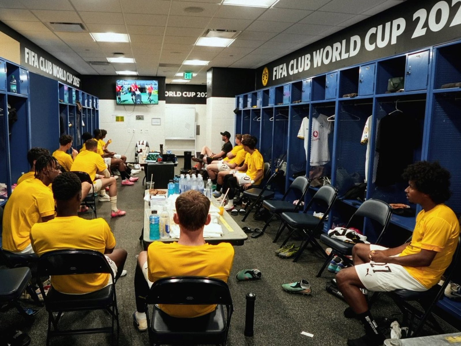 por el calor, los suplentes del Borussia Dortmund vieron el partido desde el vestuario