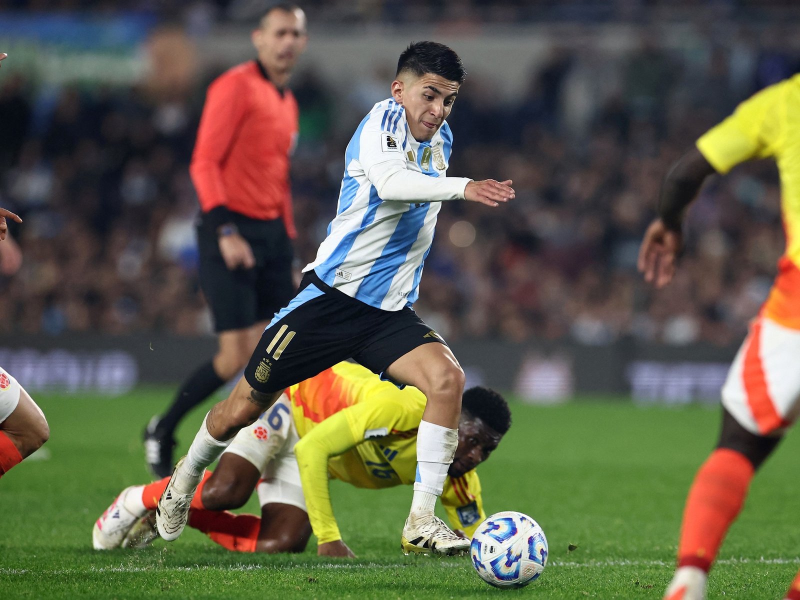 prepara una oferta millonaria por Thiago Almada, pero el dueño del Lyon se resiste