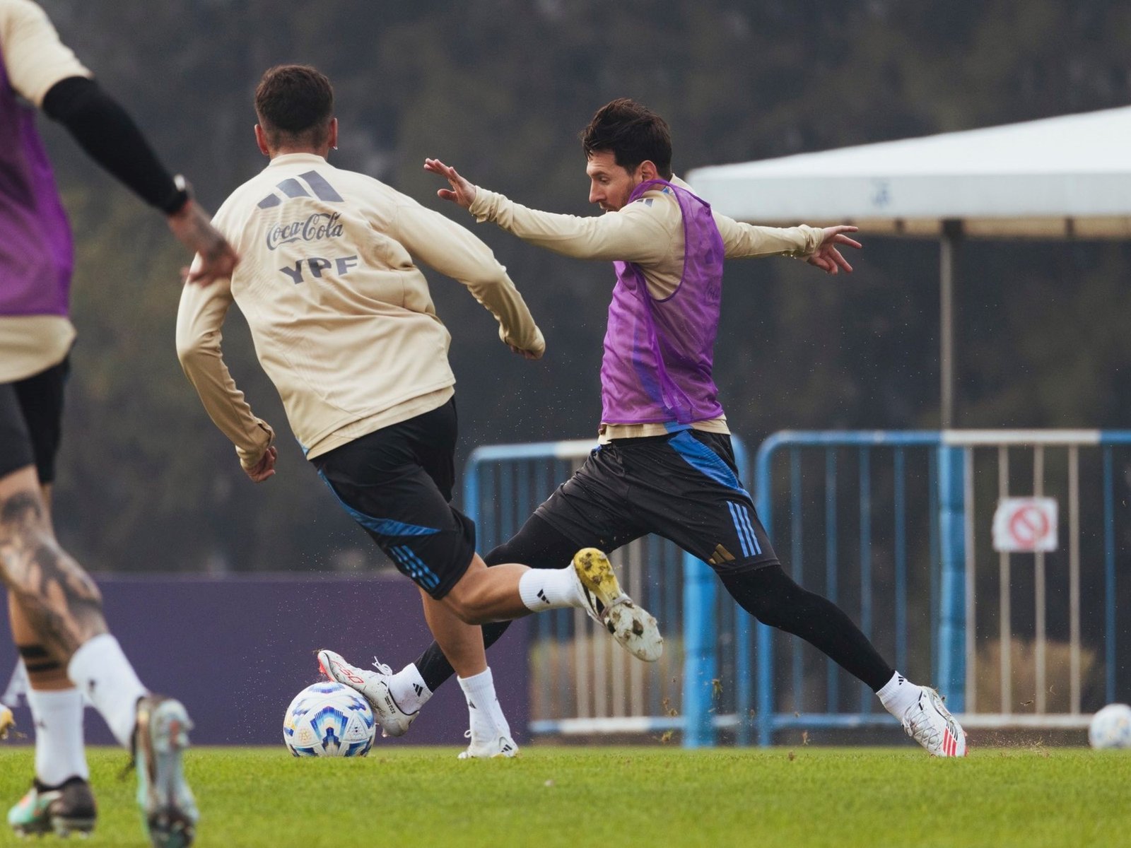 quiénes son los tres juveniles que se movieron a la par de Messi
