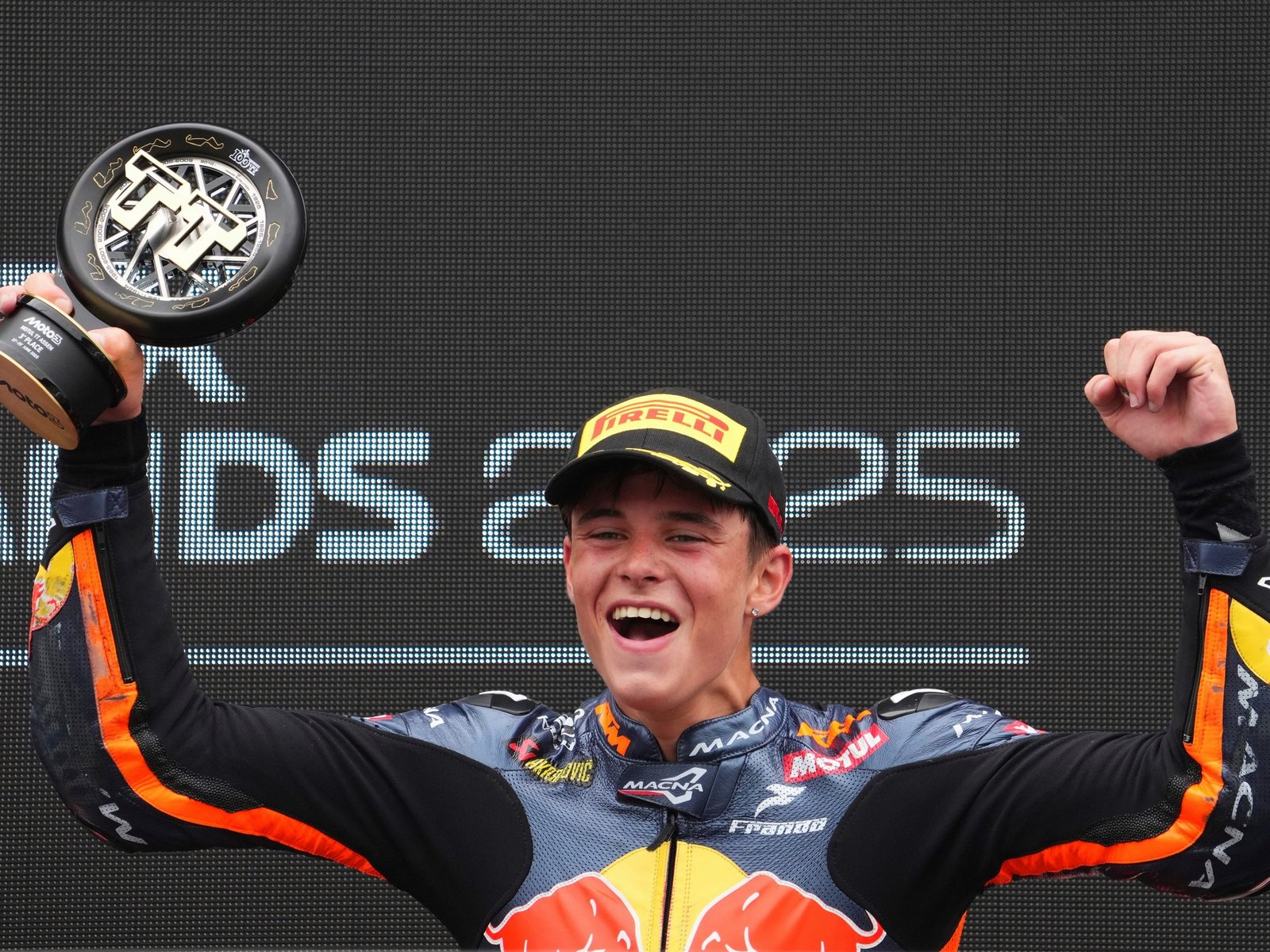 rompió en llanto por su mejor actuación en la catedral del motociclismo