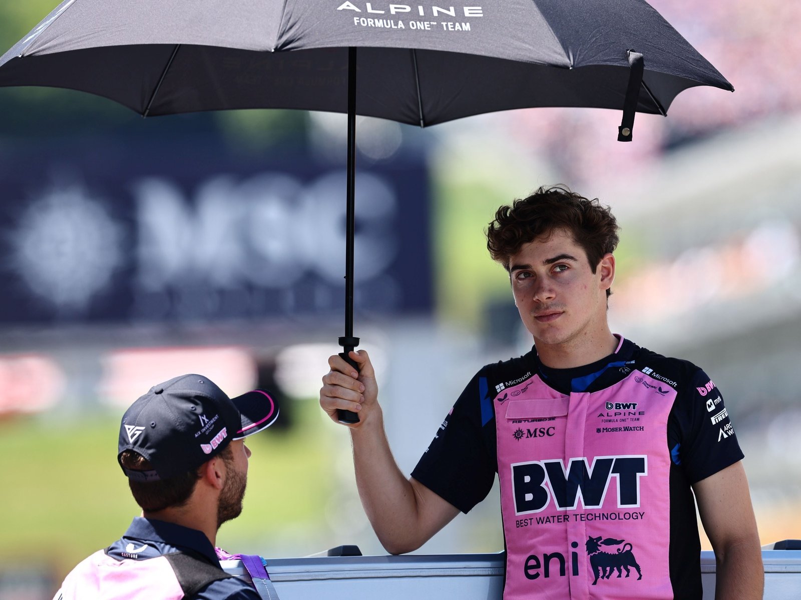 sin ritmo en el Alpine, tocado y sancionado, en una carrera que McLaren ganó por demolición