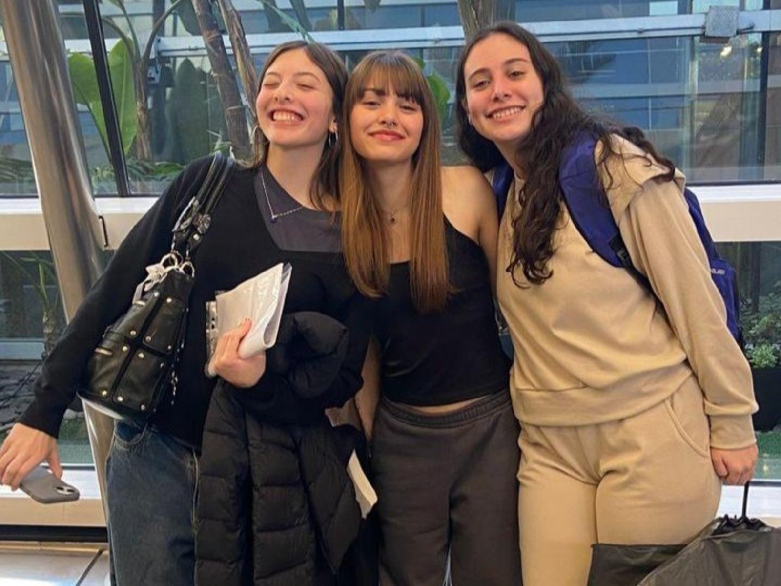 tres alumnas de un colegio ganaron un premio internacional por un corto