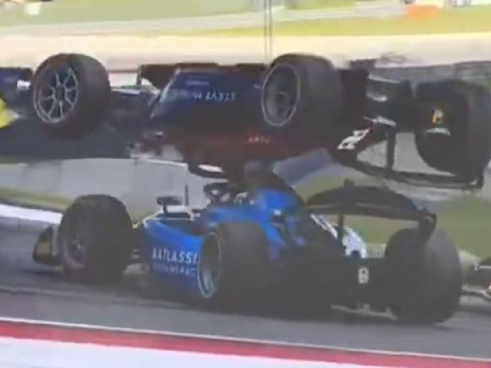 un auto volcó, pasó por encima del coche de un rival y el piloto se salvó de milagro