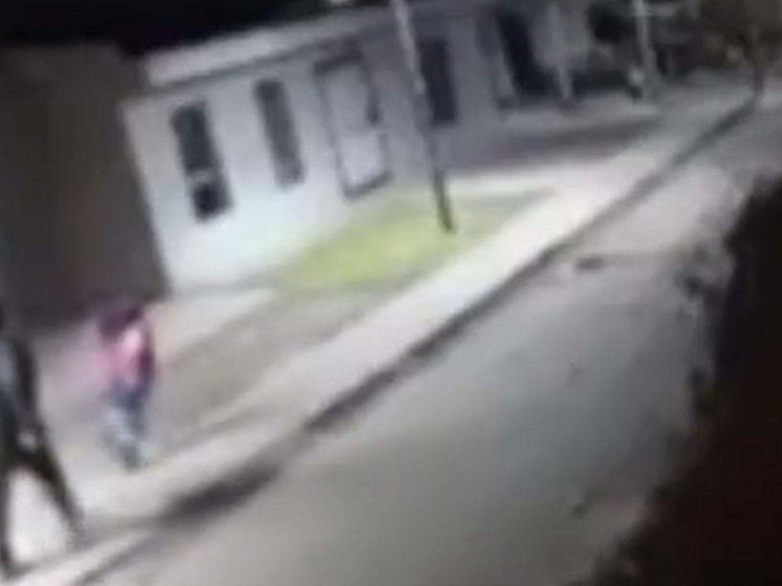un hombre baleó a un vecino que le pegaba con un cinto a su hijo de 10 años y a su exmujer