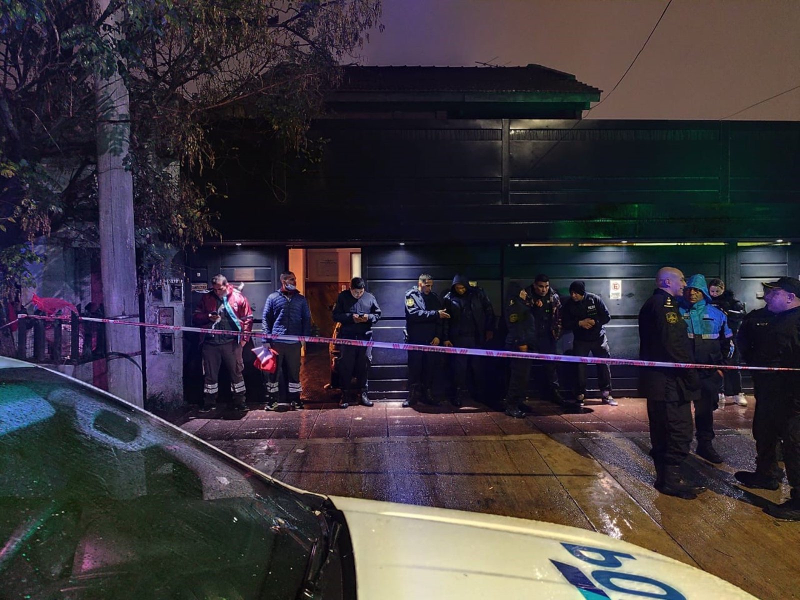 un joven con presuntos problemas psiquiátricos baleó y apuñaló a su madre y mató a la pareja de la mujer