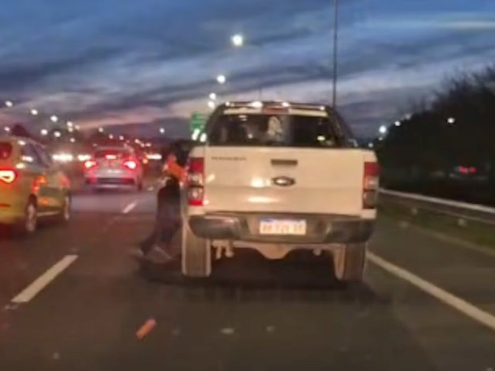 un policía fue arrastrado por un conductor que evitó un control de alcoholemia y se salvó de milagro