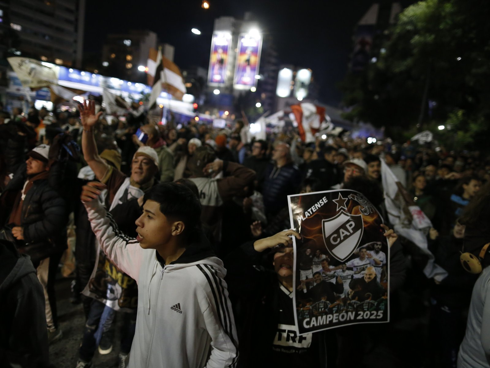 una multitud armó una caravana para recibir al histórico campeón del fútbol argentino