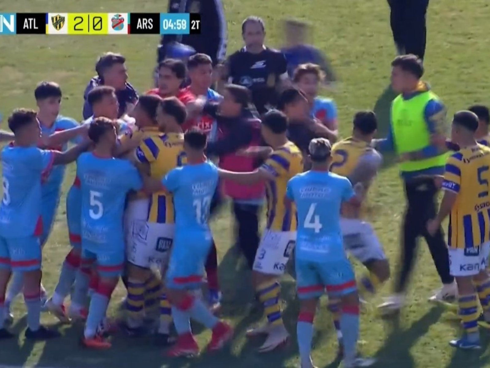 4 goles, cinco expulsados y un hincha que se cayó de la tribuna en Villa Crespo