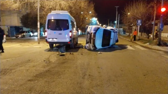 Adolescente de 15 años volcó una camioneta en Kennedy y El Patagónico
