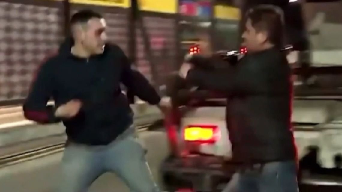 ‘Alcohólicos anónimos’, a las trompadas en Juan B. Justo: la insólita pelea tras un control policial
