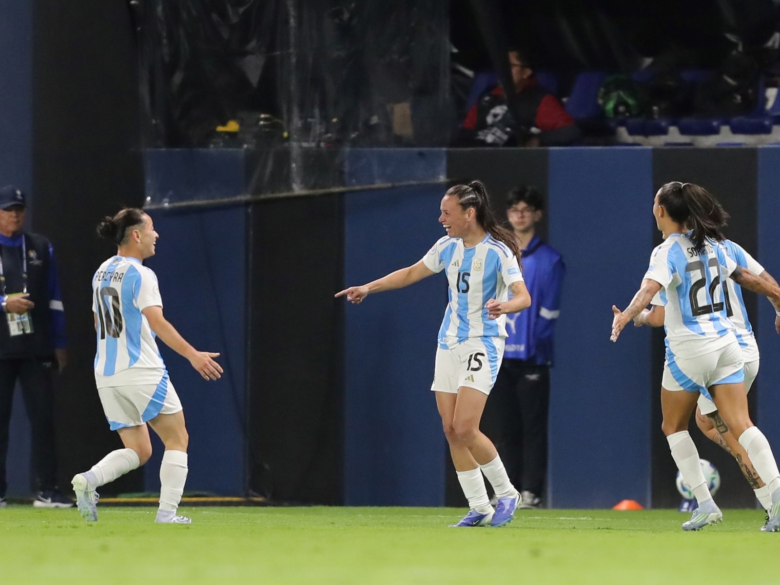 Argentina venció a Ecuador y se metió en semis con puntaje perfecto