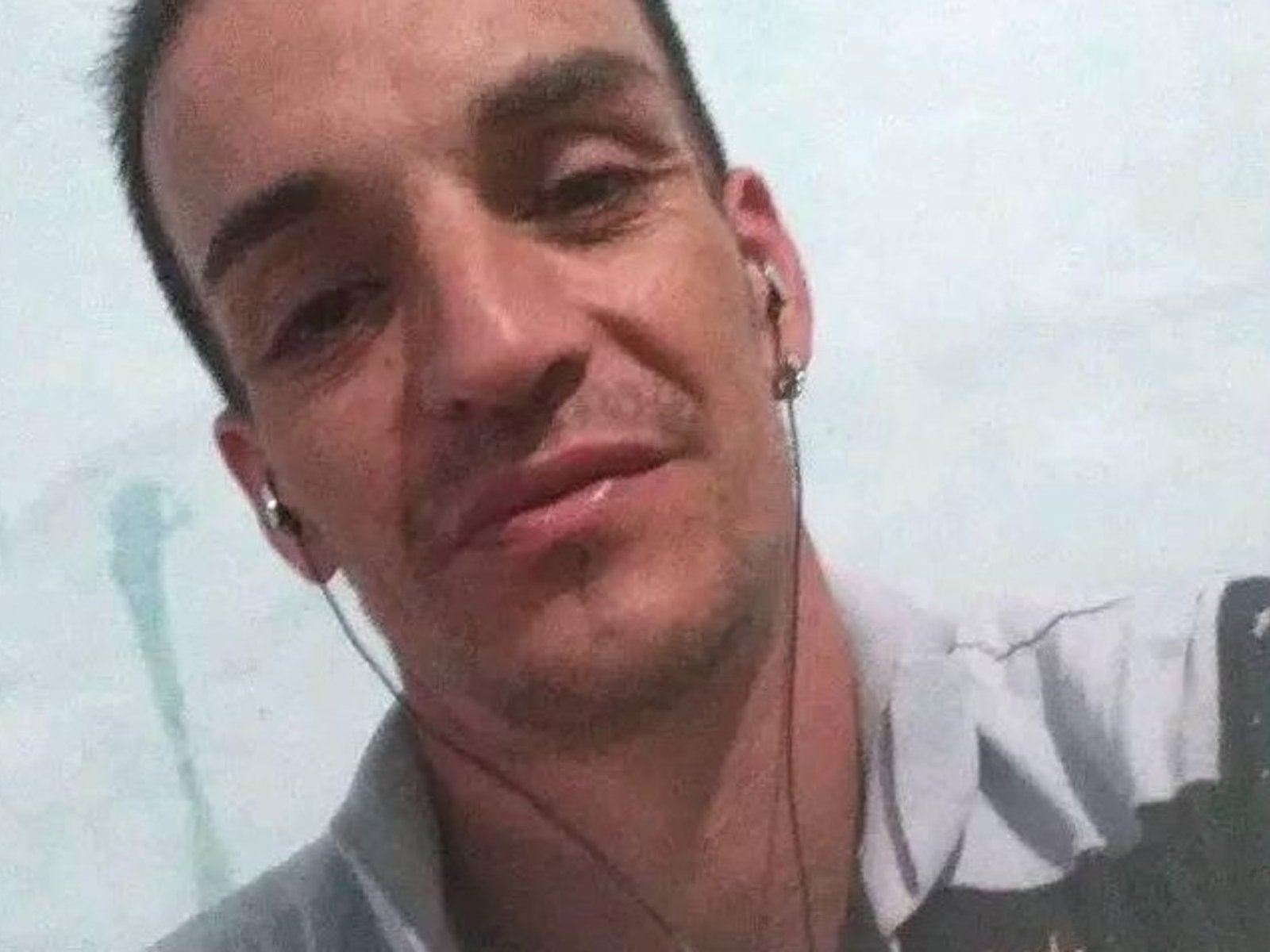 Ataron un cable de fibra óptica cruzando la calle, un motociclista lo enganchó con su cuello y murió