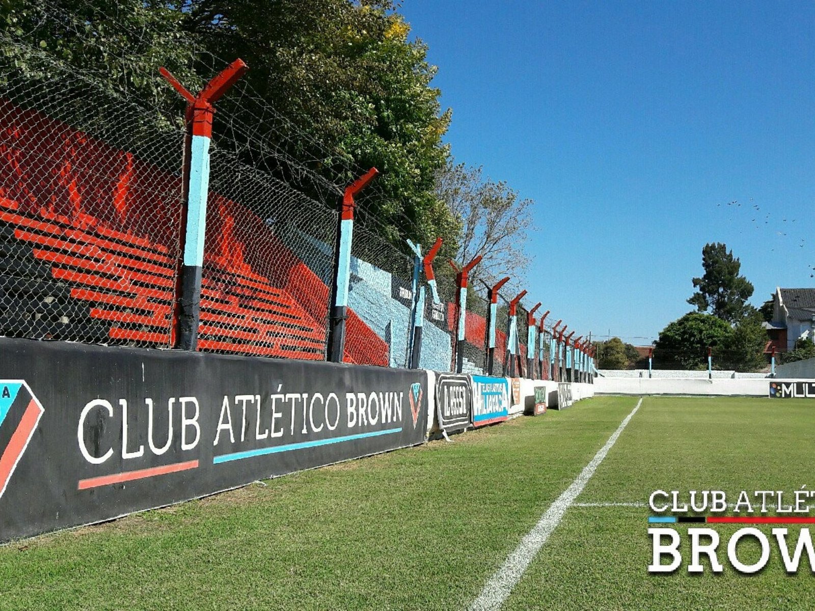 Brown de Adrogué apartó a un técnico de las inferiores tras una denuncia por mensajes inapropiados a un menor e intervino la Justicia