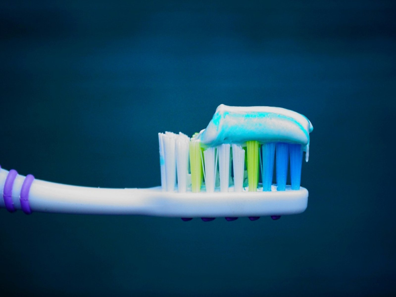 Crece el misterio por la pasta de dientes que provoca aftas y hay una confusión sobre el producto que las causa