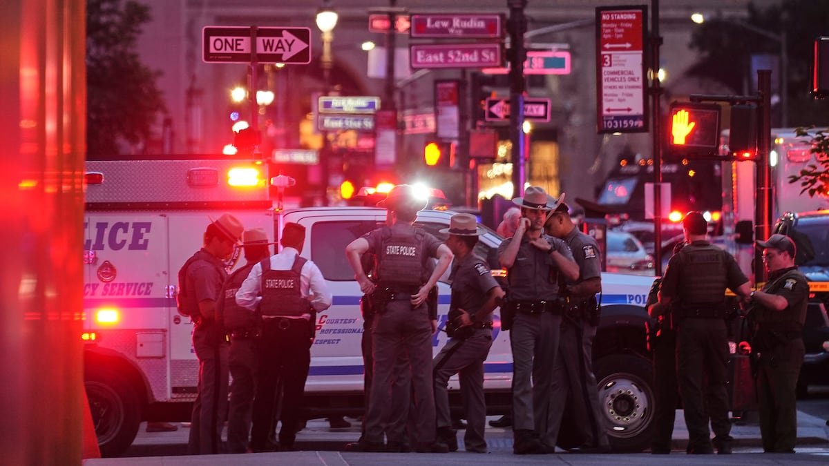 Cuatro muertos, entre ellos un policía, en un tiroteo múltiple en un edificio de oficinas de Nueva York