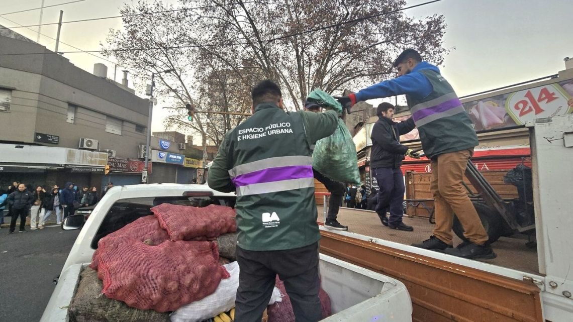 Desalojan a manteros en el barrio de Liniers