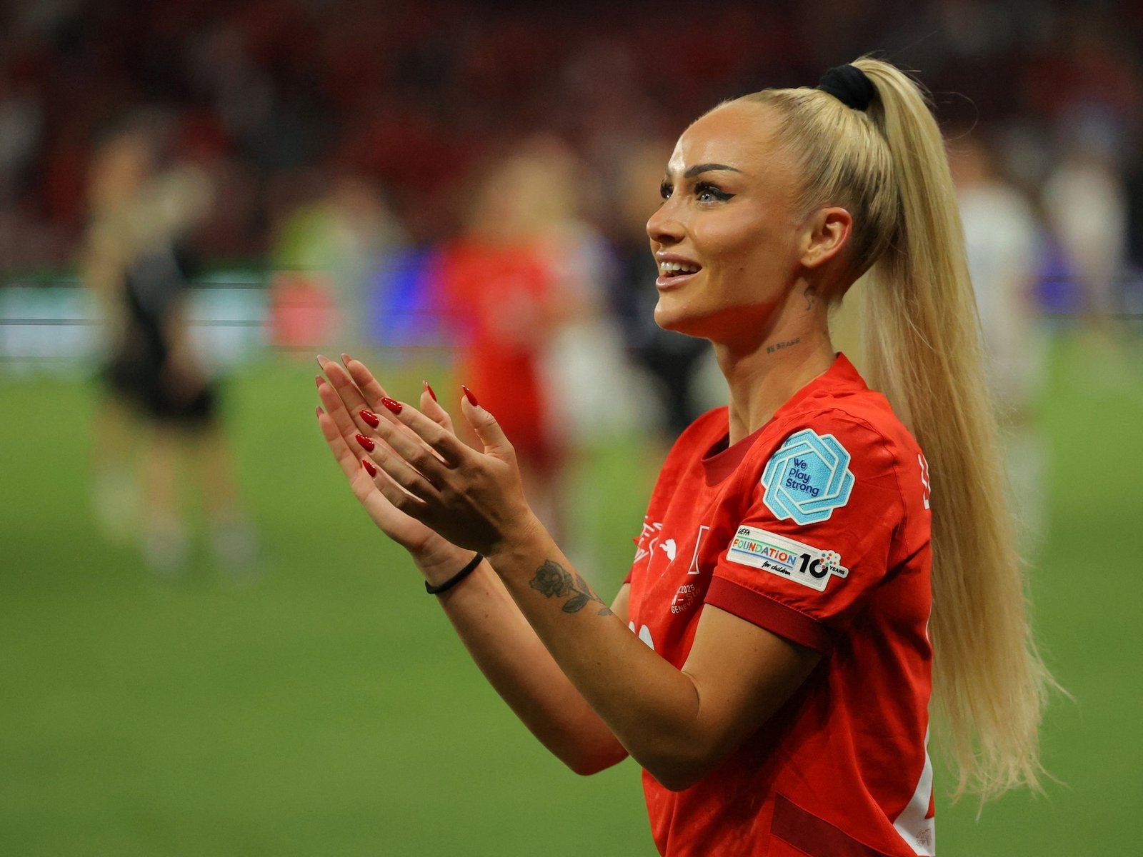 El lado oscuro del boom por Alisha Lehmann, la estrella de Suiza que enfrenta a España en la Euro 2025 de fútbol femenino