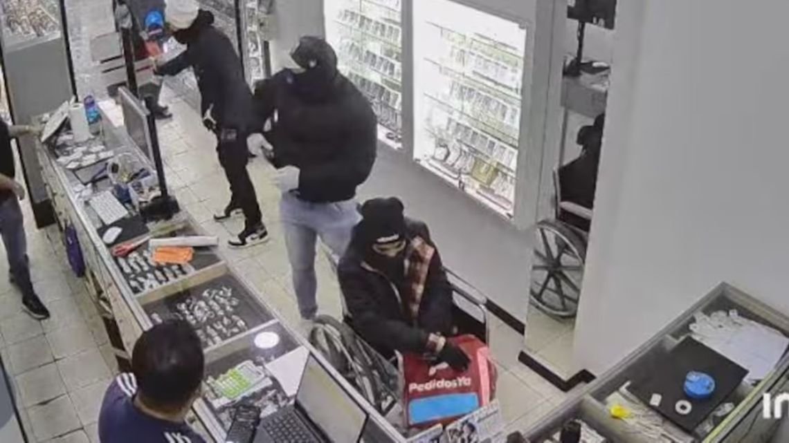 El ladrón de la silla de ruedas: simuló una discapacidad y robó una joyería con sus cómplices