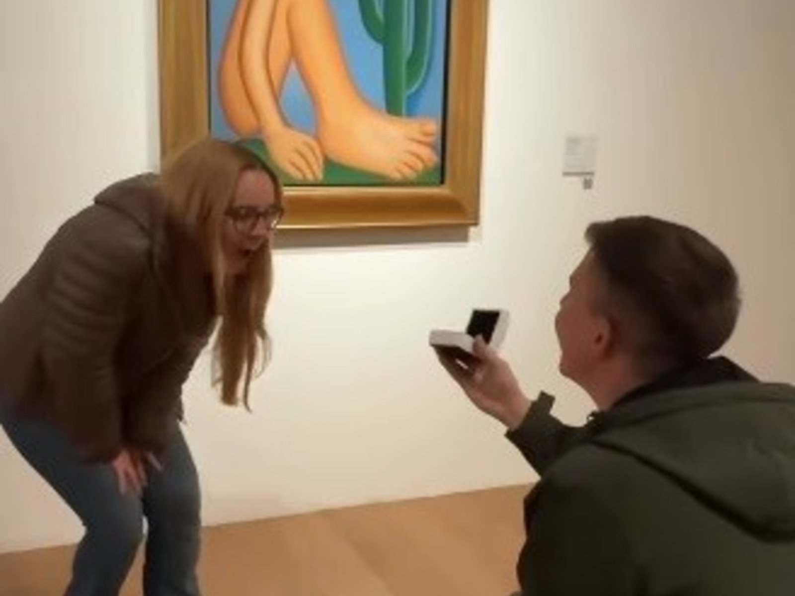 Ella se llama Tarsila y su novio le propuso matrimonio delante del cuadro “Abaporu” del Malba