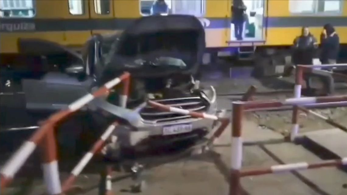 En Chacarita, el tren Urquiza chocó a un auto, mató al chofer y e hirió a su esposa