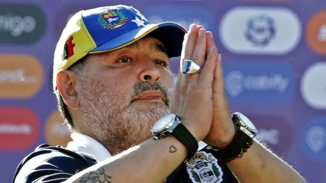 Entre gritos, se suspendió la primera audiencia con los nuevos jueces del caso Maradona