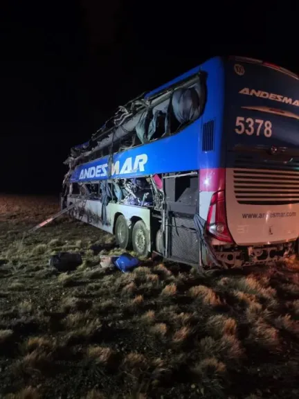 Fatal choque cerca de Güer Aike: murió el chofer del camión y dos pasajeros del micro
