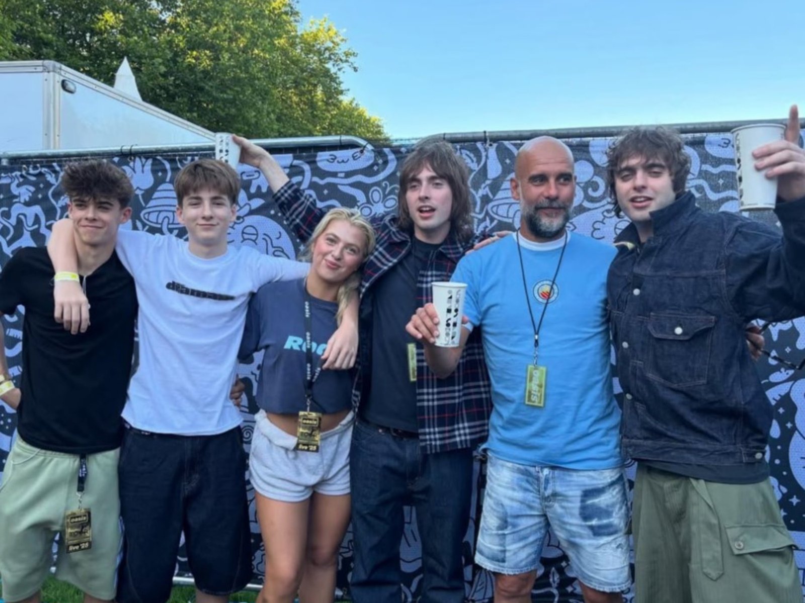 Josep Guardiola vibró con el regreso de Oasis a Manchester y Liam Gallagher lo defendió de algunos abucheos del público