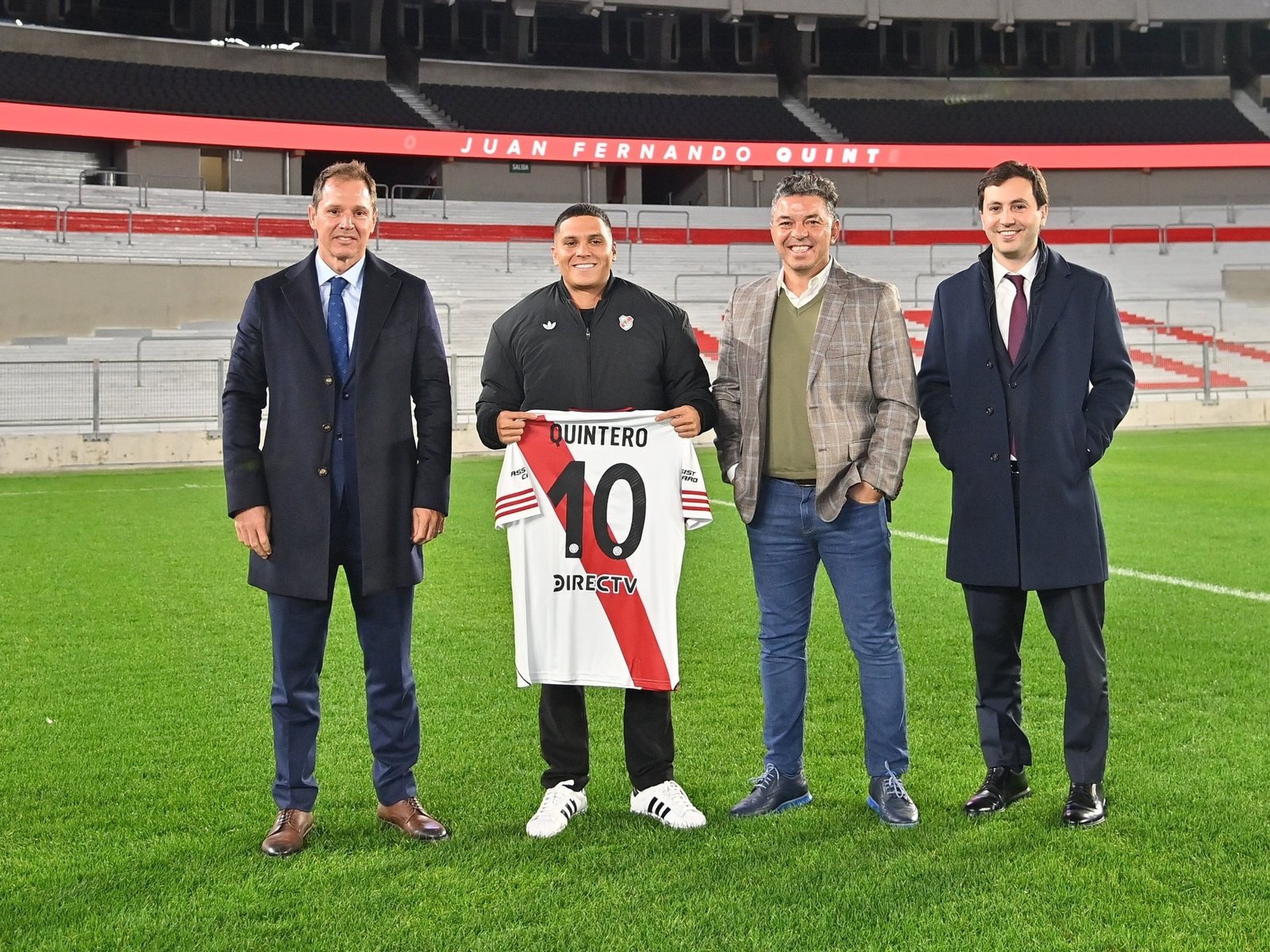 Juanfer Quintero firmó su regreso a River y reavivó el fuego de Madrid en los hinchas, que lo recibieron como a un “rockstar”