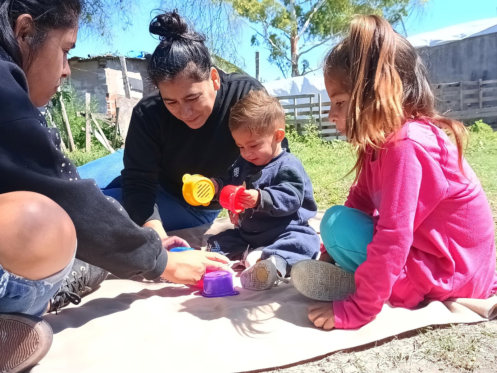 Jugar en familia fortalece el desarrollo de las niñas y los niños