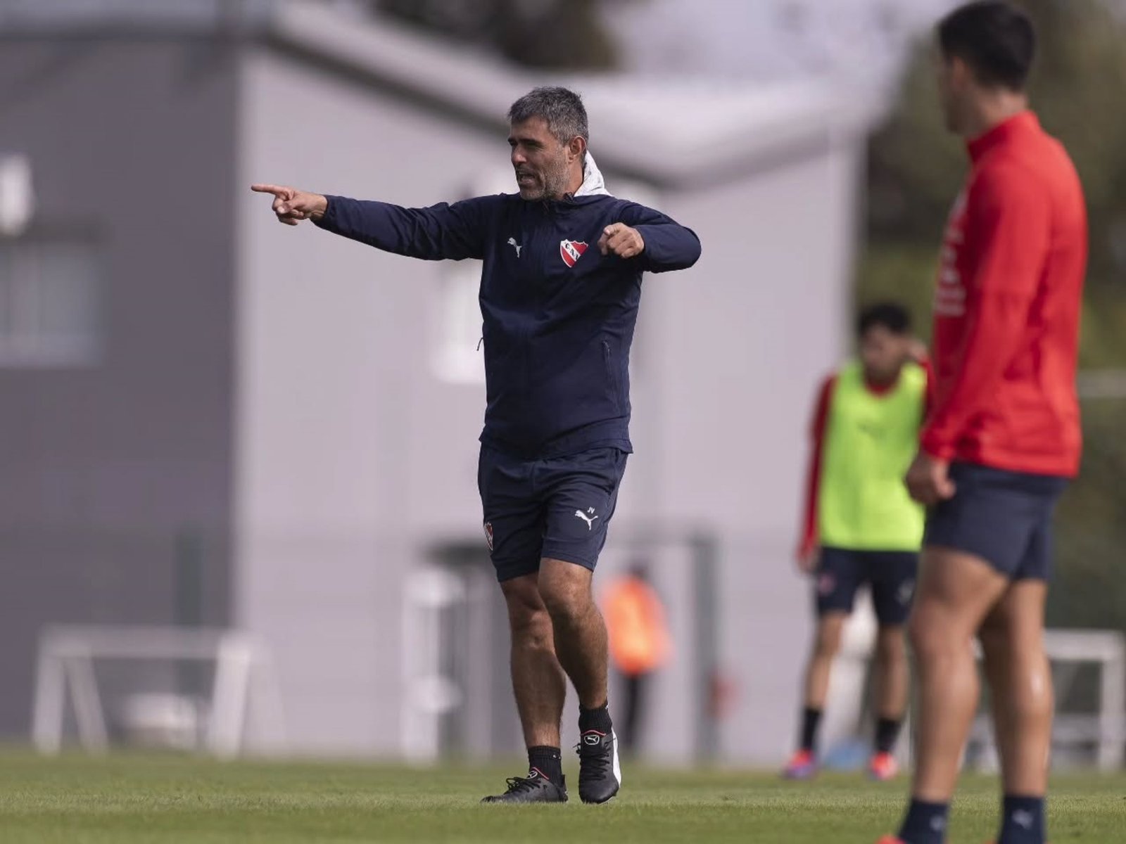 Julio Vaccari quiere un “tres” y en Independiente le apuntan a un jugador que quedó relegado en Boca