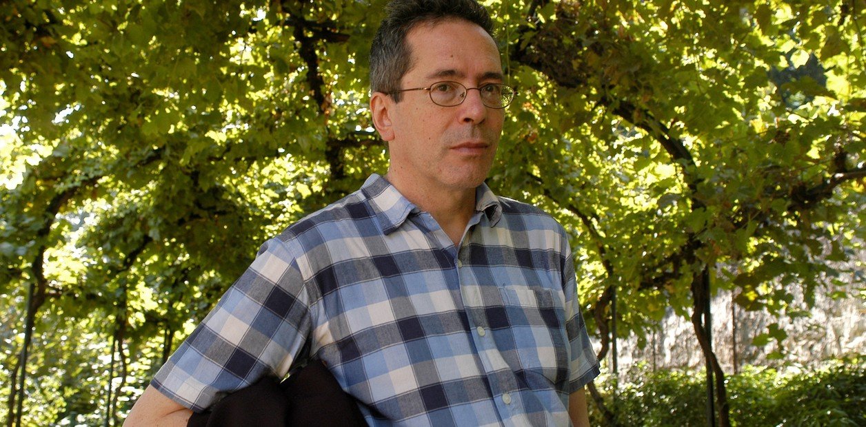 La novela que parodia y celebra a César Aira, el eterno candidato al Nobel