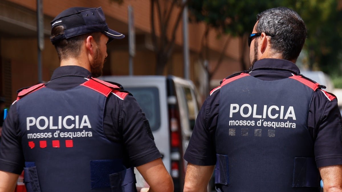 La policía local abate a un hombre que ha entrado armado con un cuchillo en la comisaría de Montornès