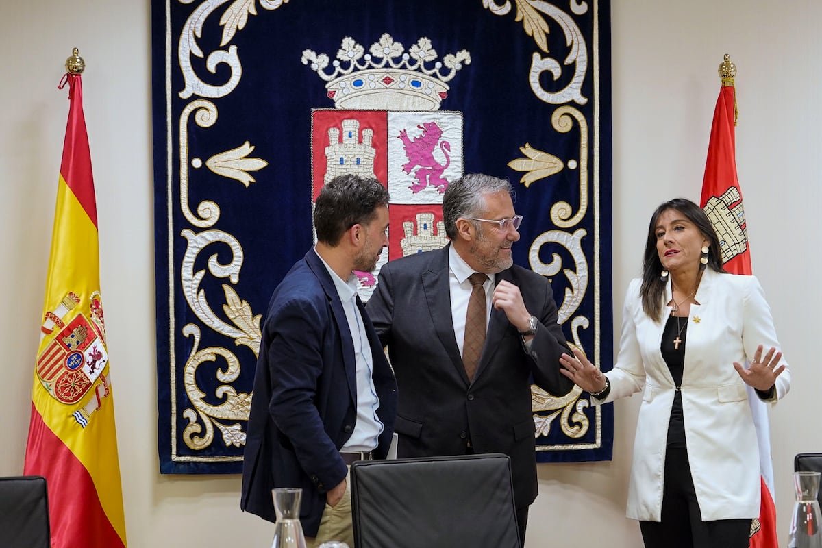 Las Cortes de Castilla y León reclaman a Mañueco que les pague 11,6 millones de euros y revelan un documento confidencial | España